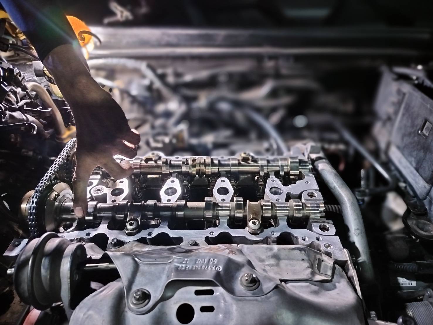 ช่างผู้เชี่ยวชาญกำลังซ่อมเครื่องยนต์ Mercedes-Benz