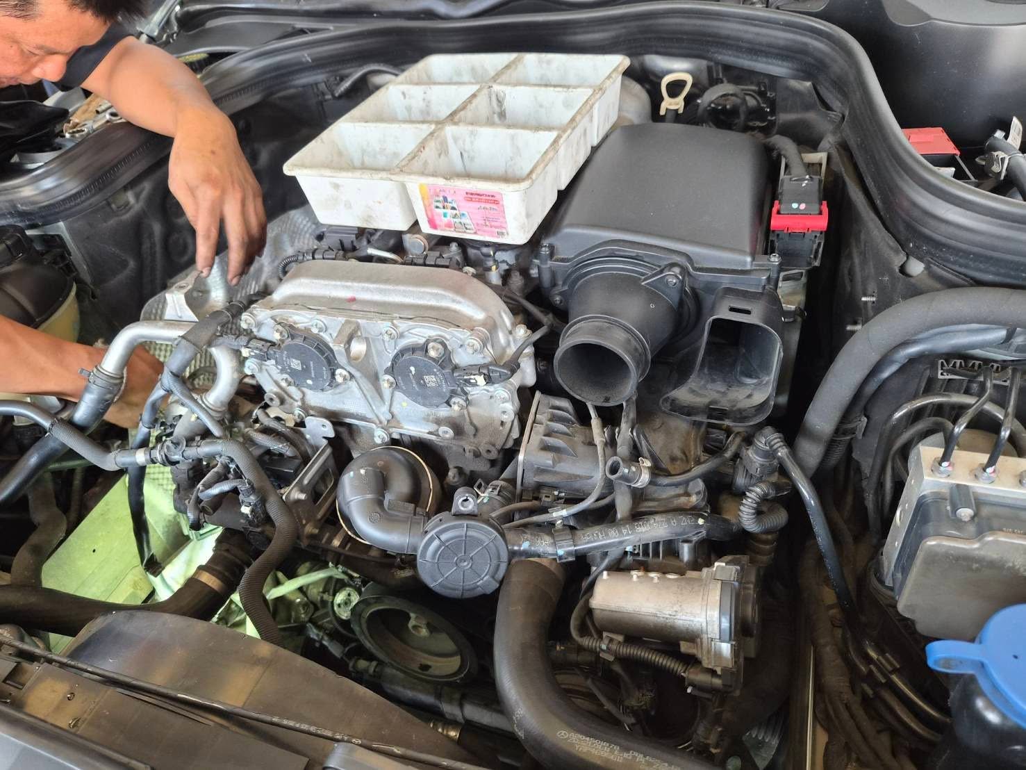 ช่างผู้เชี่ยวชาญกำลังซ่อมเครื่องยนต์ Mercedes-Benz